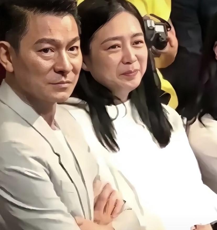 刘德华对妻子的宠爱真让人羡慕。前段时间，有网友晒出他和妻子在女儿学校参加活动的