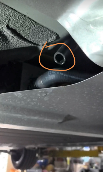 领克900空调排水管问题。领克900空调排水管偏短，导致滴水流到板上，刚好这底