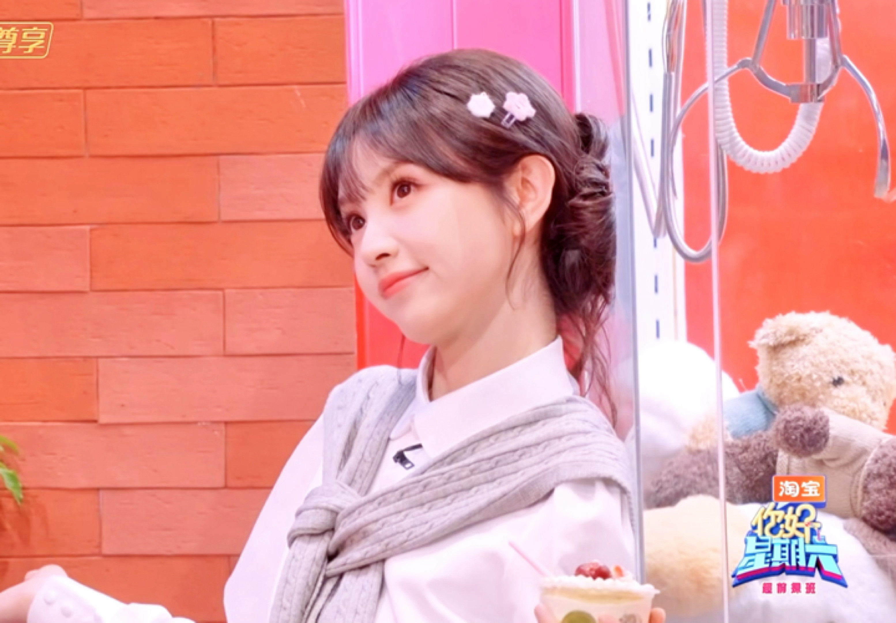 曦薇吃小甜品直拍给我萌的呦小猫咪我要亲鼠你！田曦薇吃甜品直拍