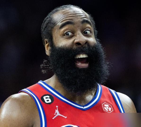 哈登穿上骑士球衣那一刻，多伦多的天就塌了。别笑，你根本不懂8年前那记绝杀有多狠。