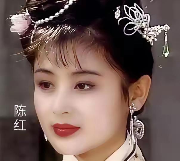 何晴的美真的是有一种灵动性的，这样和陈红，蒋勤勤一比，陈红，蒋勤勤看起来有一种呆