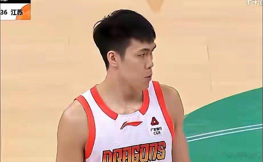 太炸裂了！今晚江苏肯帝亚与天津这一战，庞峥麟的表现令人佩服，全场14投10中，砍