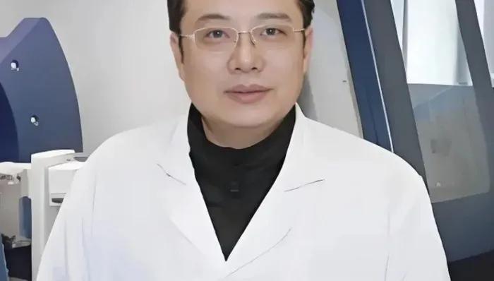 连骗子都这么努力，你还有什么资格躺平。就是下图当中的这个眉清目秀的男人，看上去