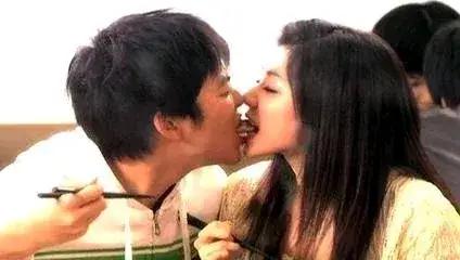 发现没有，男女之间谈恋爱，好像就应该男人主动。男人主动打电话联系她，男人