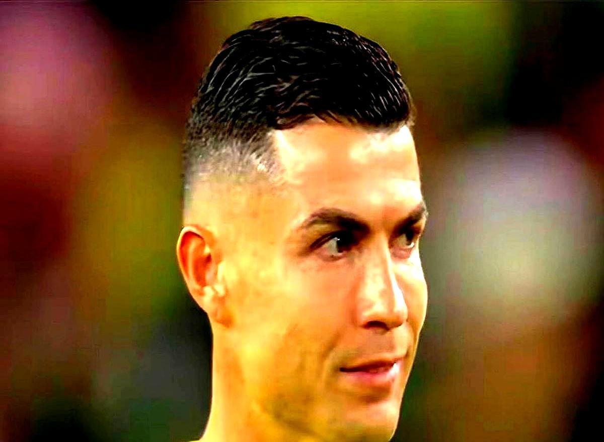 40岁的C罗刚喘口气，身后3个人就拿刀追上来了。你以为他老了？他刚一脚把球