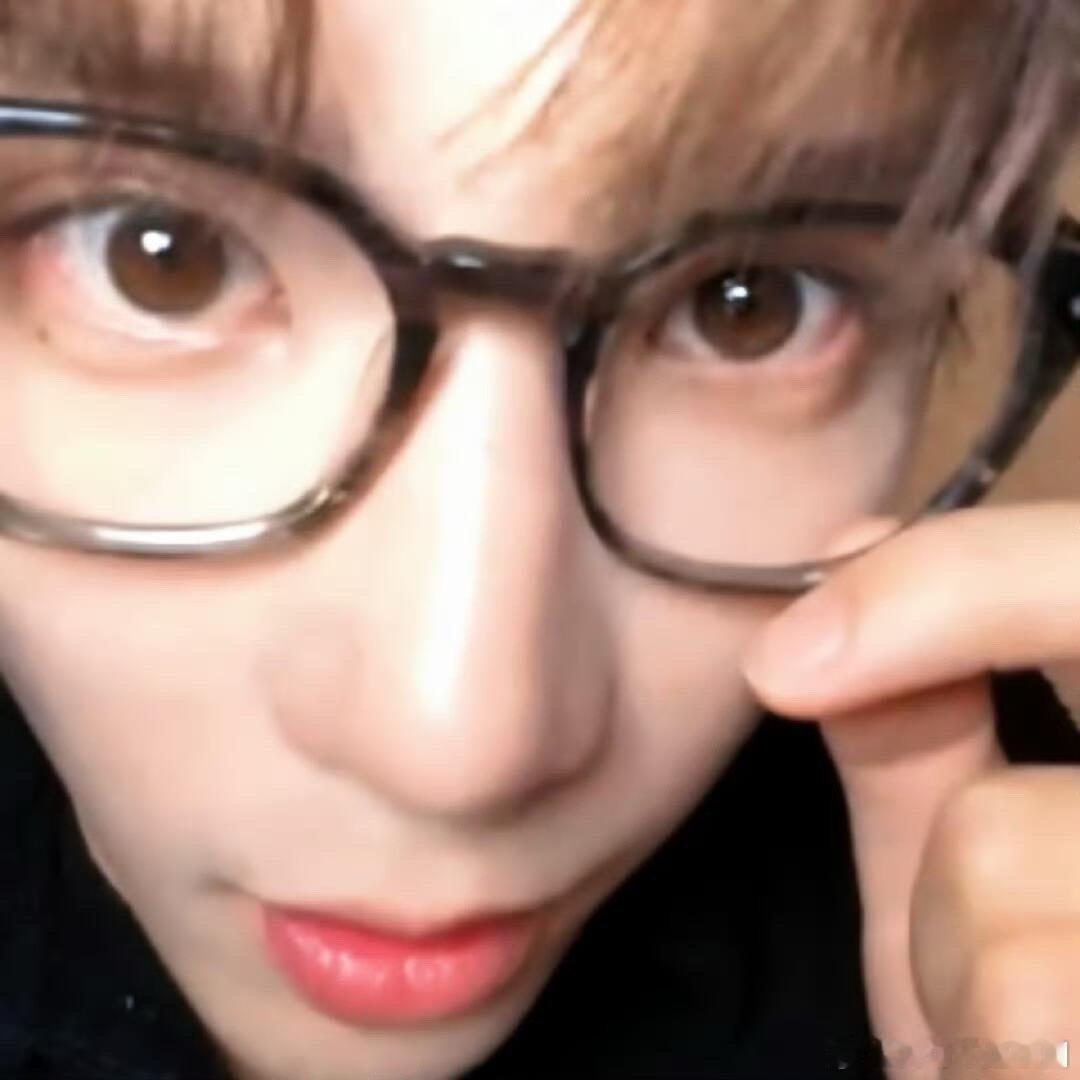 王安宇再冷漠的女人看到这张软萌小狗脸都会笑的☺️有点太可爱了哈王安宇