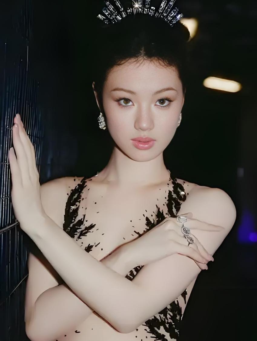 单依纯不愧是新晋天后，实力那叫一个强！她就像娱乐圈的超级新星，正以不可阻挡之势闪