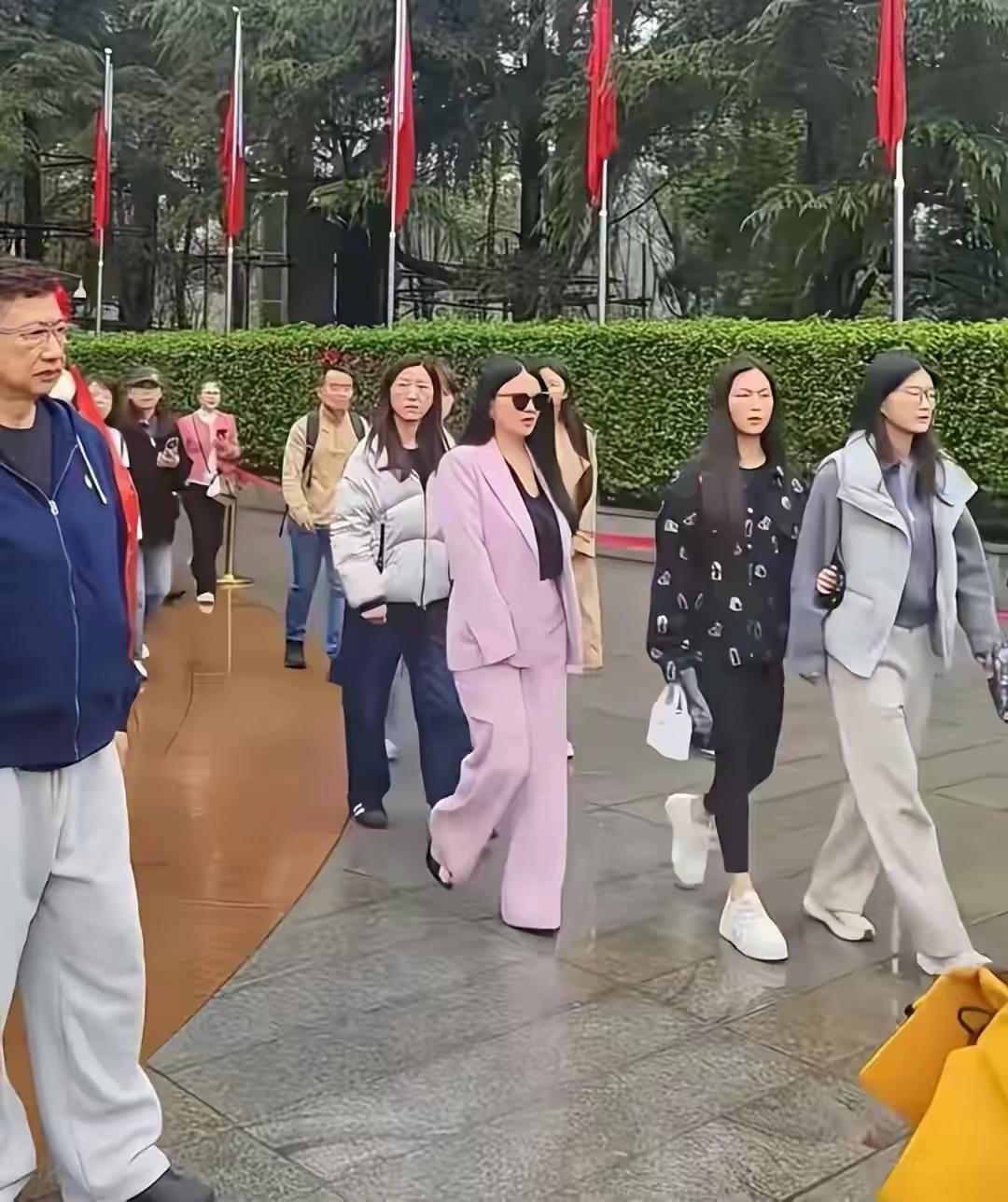 李湘这波操作真让人看不懂，公共场合的分寸感去哪了？她带王诗龄到韶山伟人铜像广场