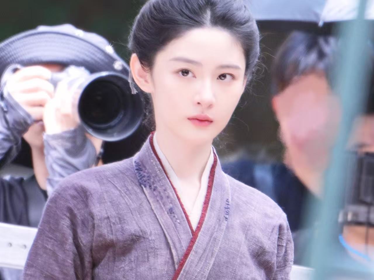 赵晴听银片场花絮片场状态松弛又专业！台前爆发力十足、气场全开塑造角色，幕后虚心交