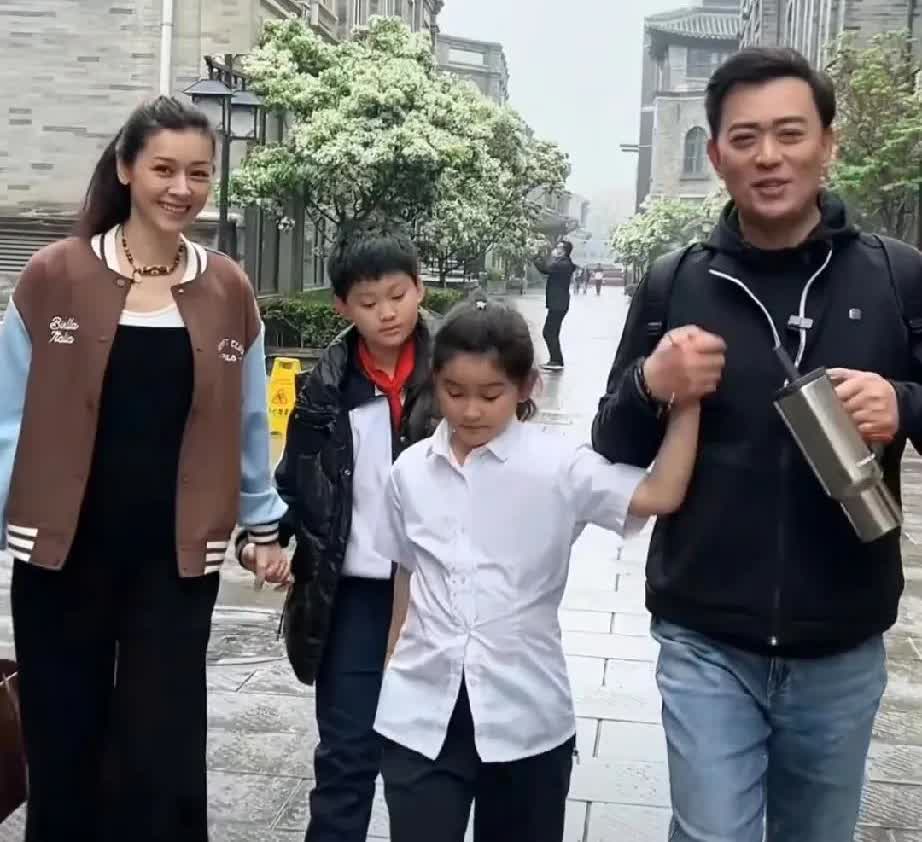 曾经被大家公认的古装第一帅的男演员黄海波终于被仔仔拍到四口全家福了！老婆