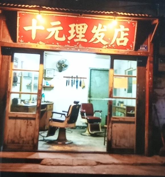 我和老公都是乡村初中教师，我们一个月的工资有10000元左右，但是，我和老公都从