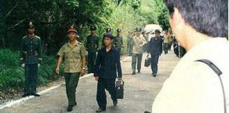 1979年6月20日，最后一批中越战俘交换现场，一名年轻的越军俘虏慢慢走向边境，