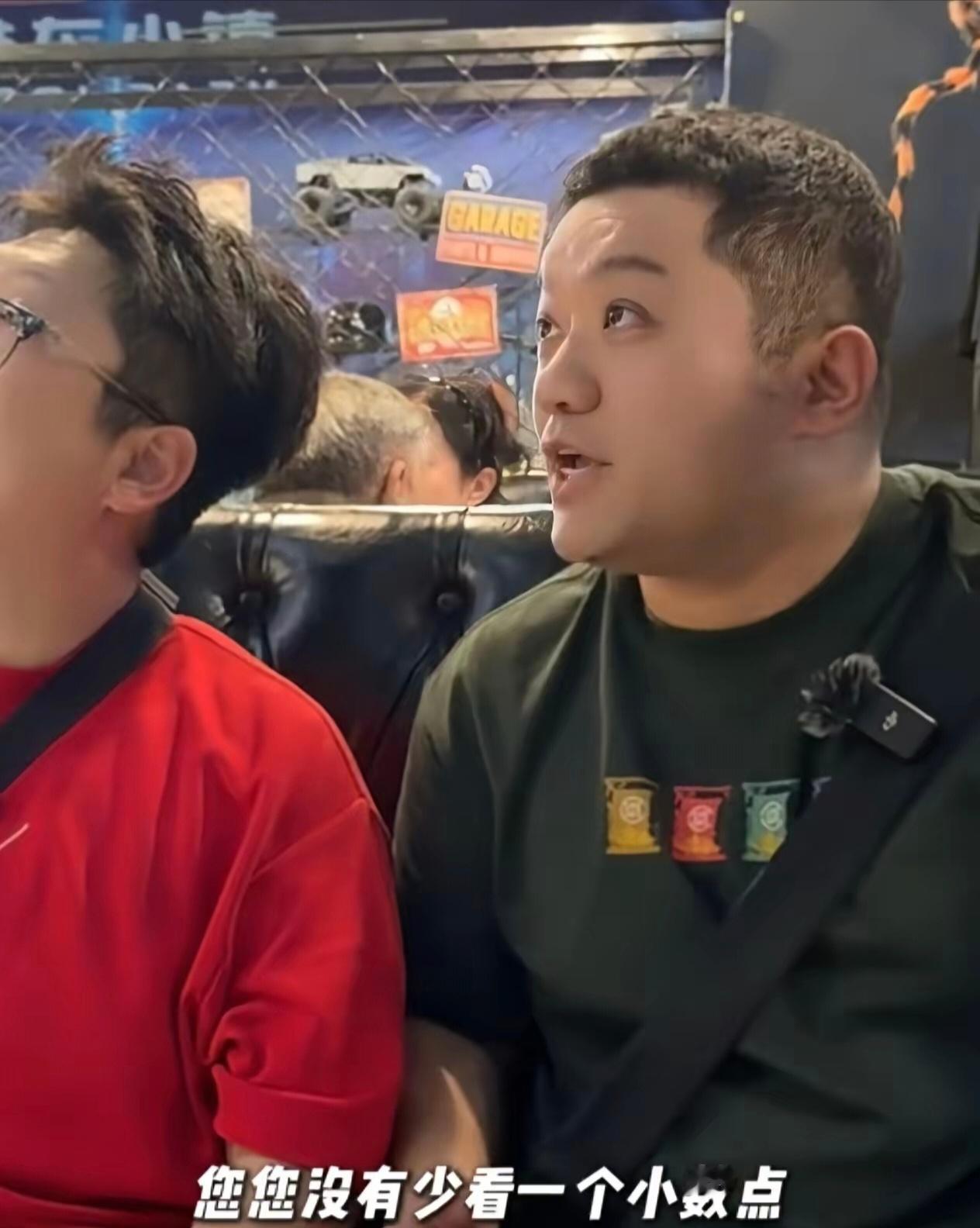 尤浩然带标哥在北京5个汉堡4990。最后一个尤浩然他们三个人吃都没有吃完​​​