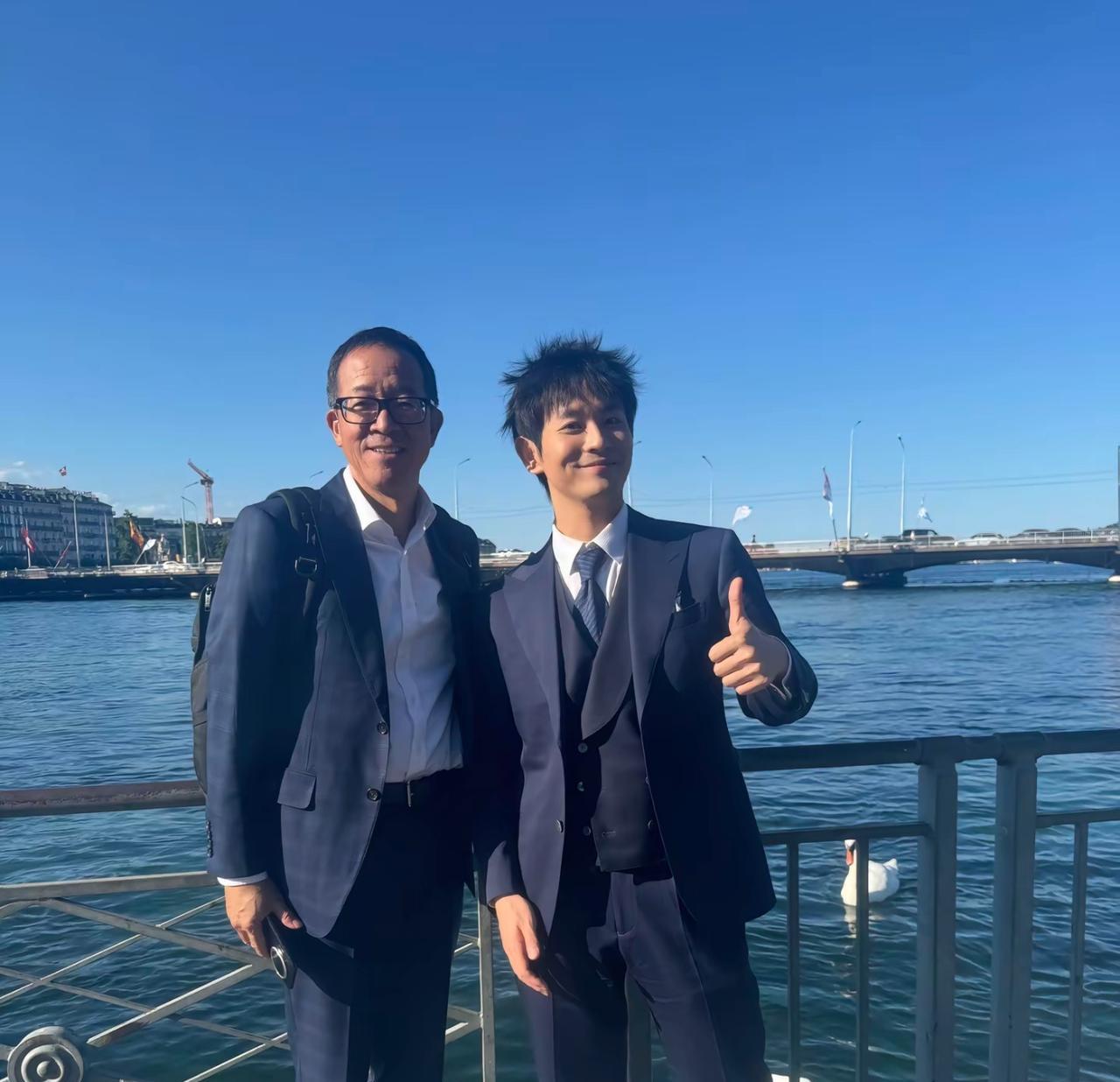 俞老师的这一次瑞士行发现俞老师很多时候无论走到哪里都自己背着一个背包，这一次俞老