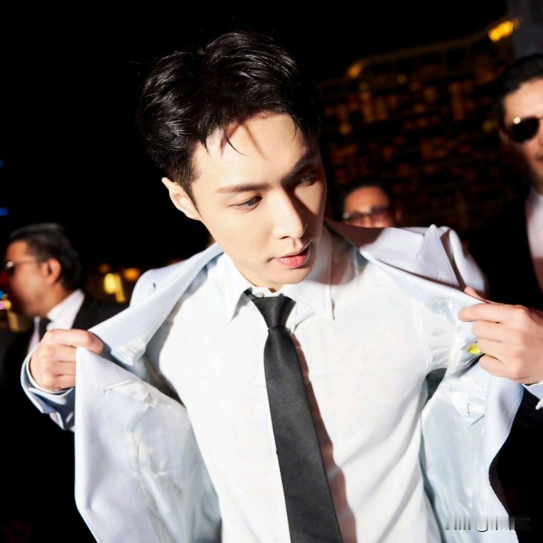 张艺兴缺席EXO见面会引热议，真相曝光后没人再怪他EXO首尔见面会当天，粉