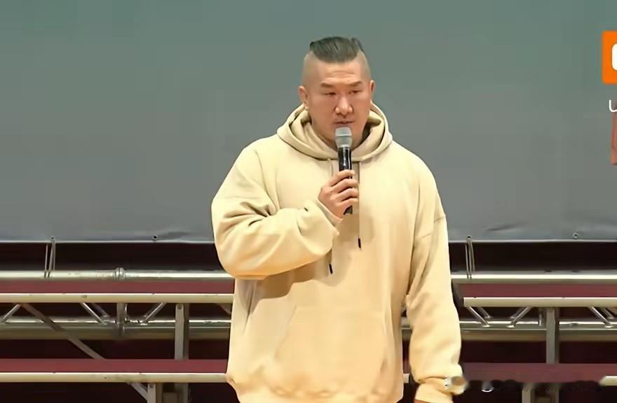 馆长又站在了黄国昌身后力挺他参选新北市长了！他说，黄国昌一个人的战力，民进党全党