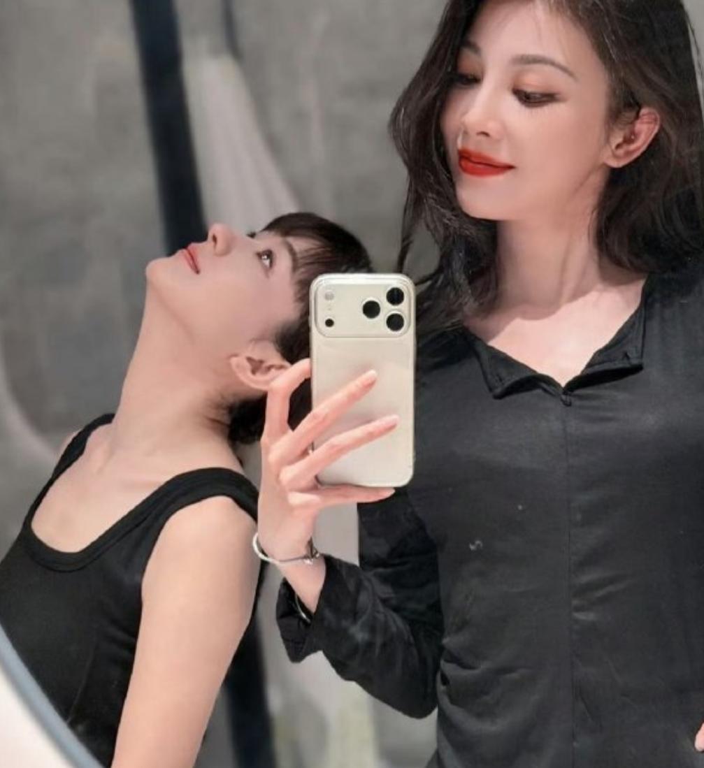 王伊瑶直播聊到赵丽颖近况那点事，看着就是一句轻飘飘的话细品全是做人的分寸