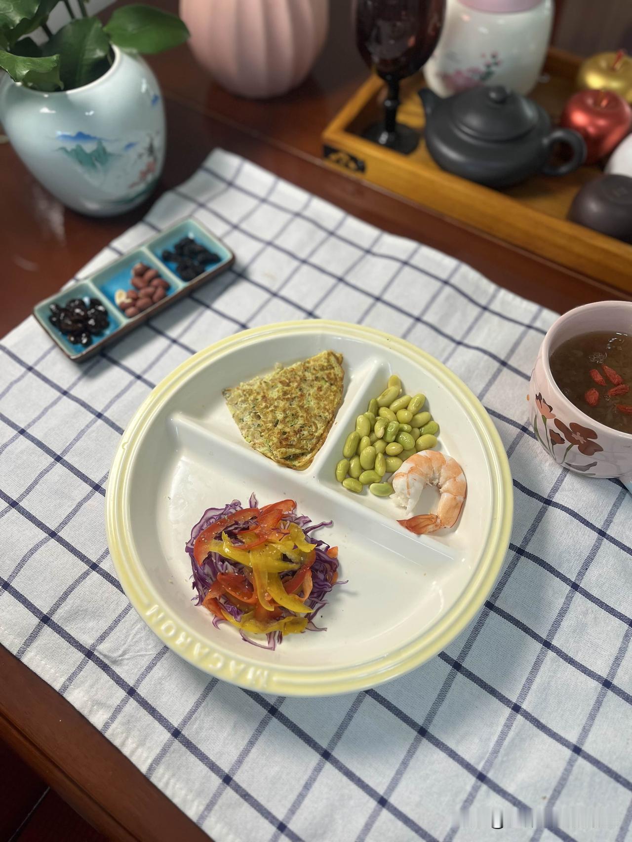 作为退休校医，我一直跟朋友们说：控糖不是饿肚子，是学会把自己的餐盘搭配好。图