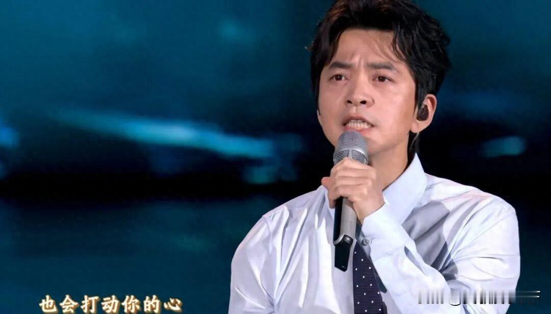 用“温润治愈”来评价李健在马年春晚的表现，可以说是恰如其分！这位1974年出生