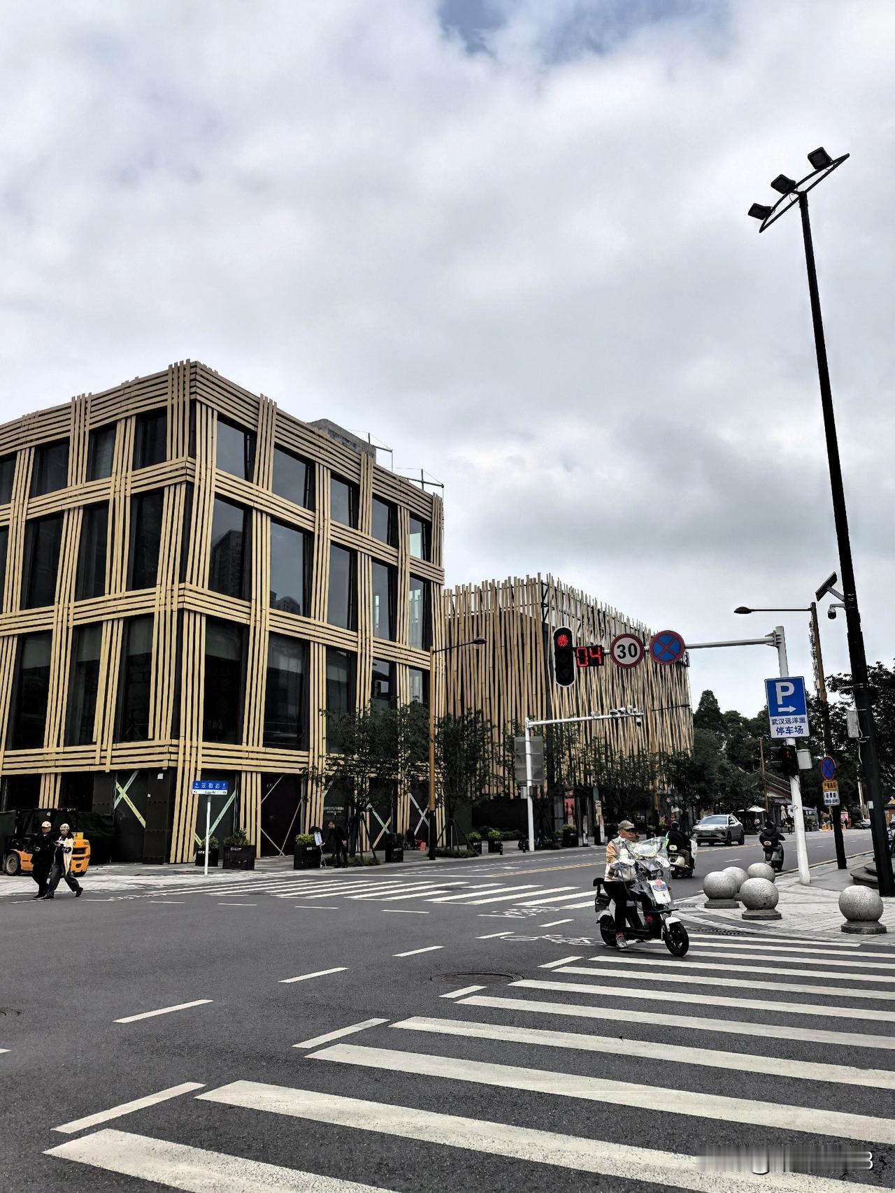 都去过武汉的归元寺吧？归元寺的整体感觉我挺喜欢的，特别是罗汉厅，数数罗汉，看看时