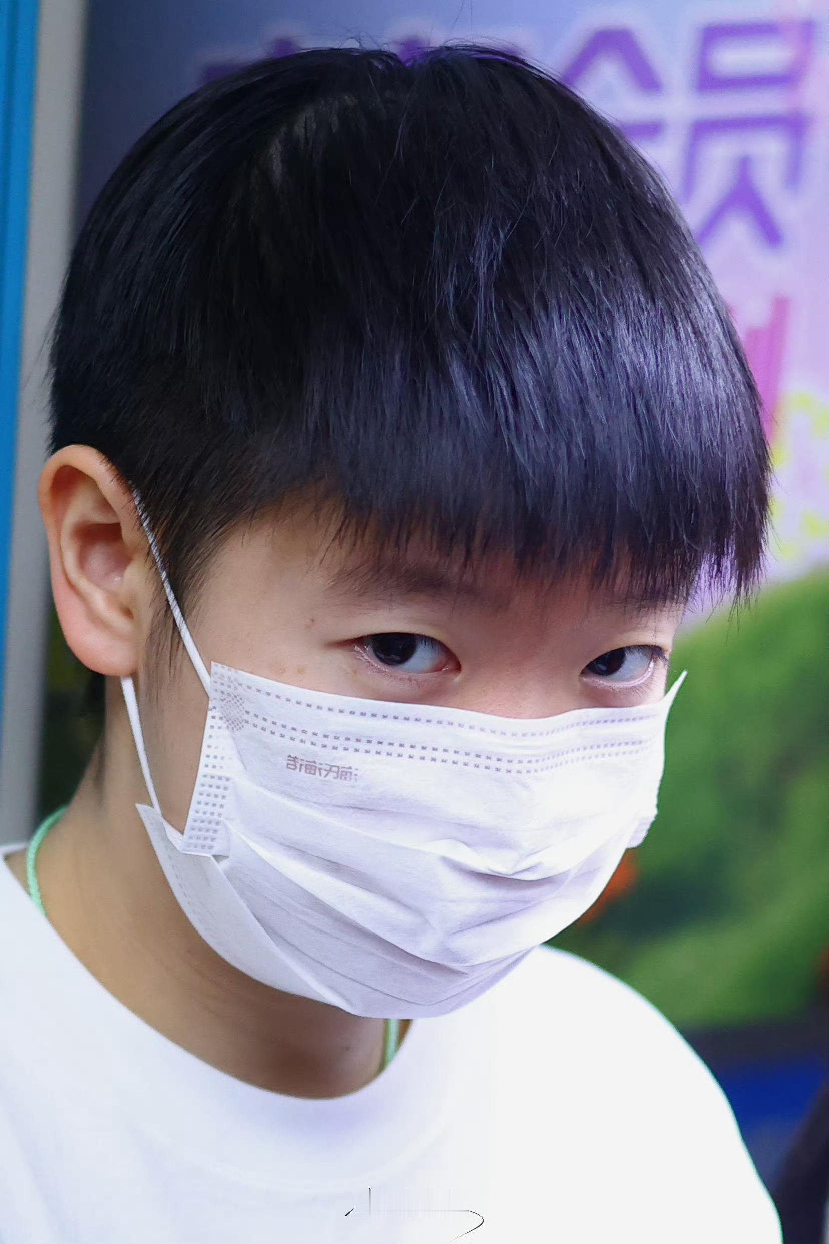 孙颖莎穿fighting出征2026年4月27日，国乒核心孙颖莎随队从北京首都机