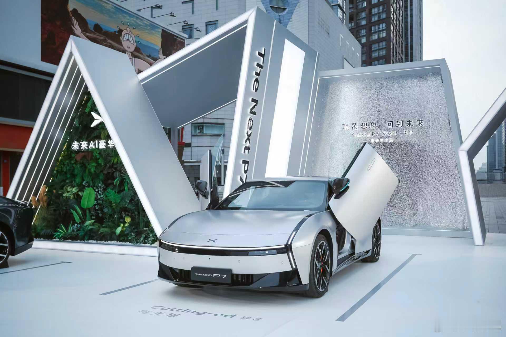 小鹏P7鹏翼门版实车外观，哑光银的车漆不错啊！​​​