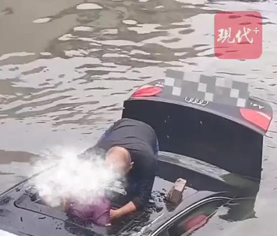 退役军人丢下2岁儿子跳河救人泰州河边这一幕太揪心！奥迪车刚冲下河，岸边人群就