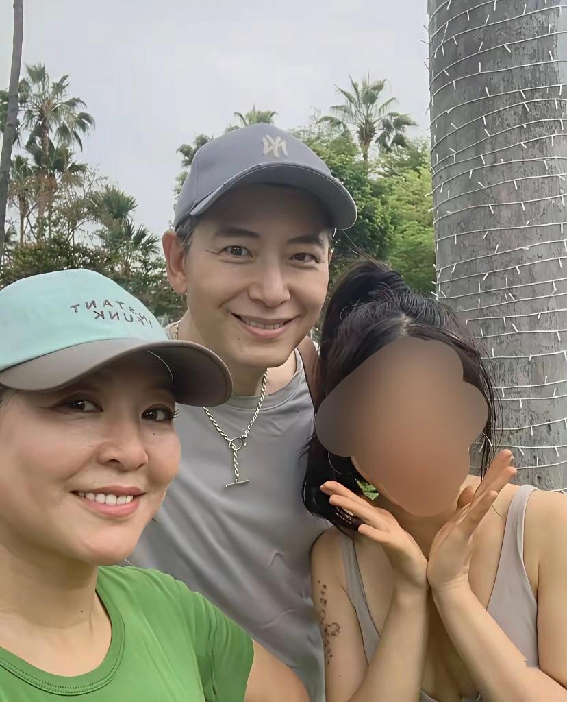 知名歌手戴军长期旅居泰国，生活悠然自得。近日，他与好友李静一同在清迈的公园里边散