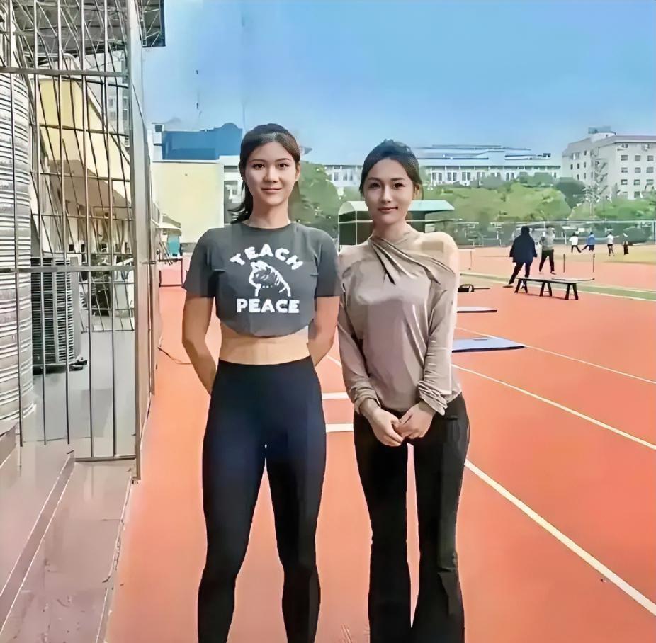 两位美女，一个是体育生，一个是舞蹈生，你能看出来谁是舞蹈学院的吗？