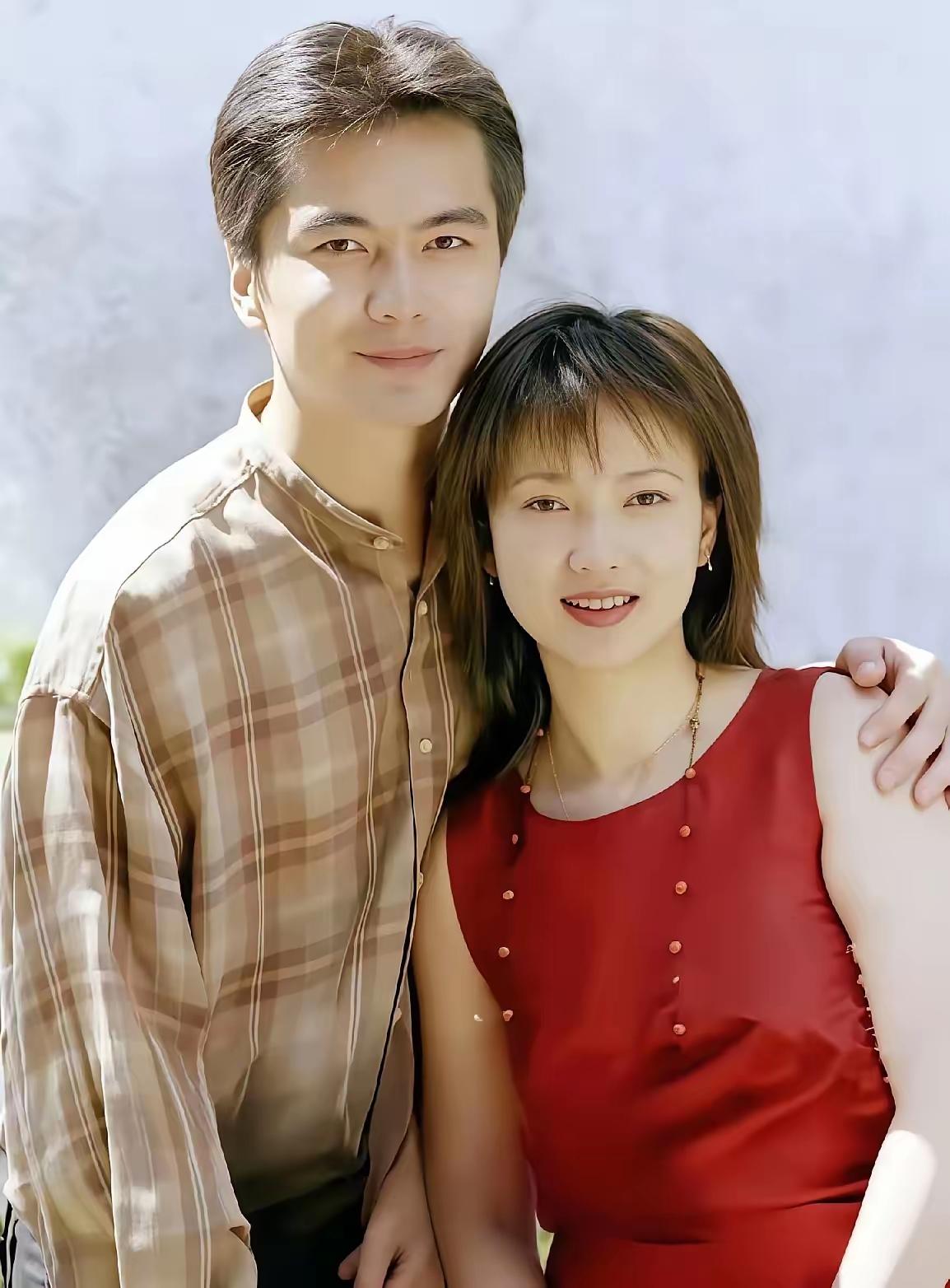 许亚军哽咽地说道，我一生结过四次婚，但最让我遗憾的是我的第三任妻子何晴。这话