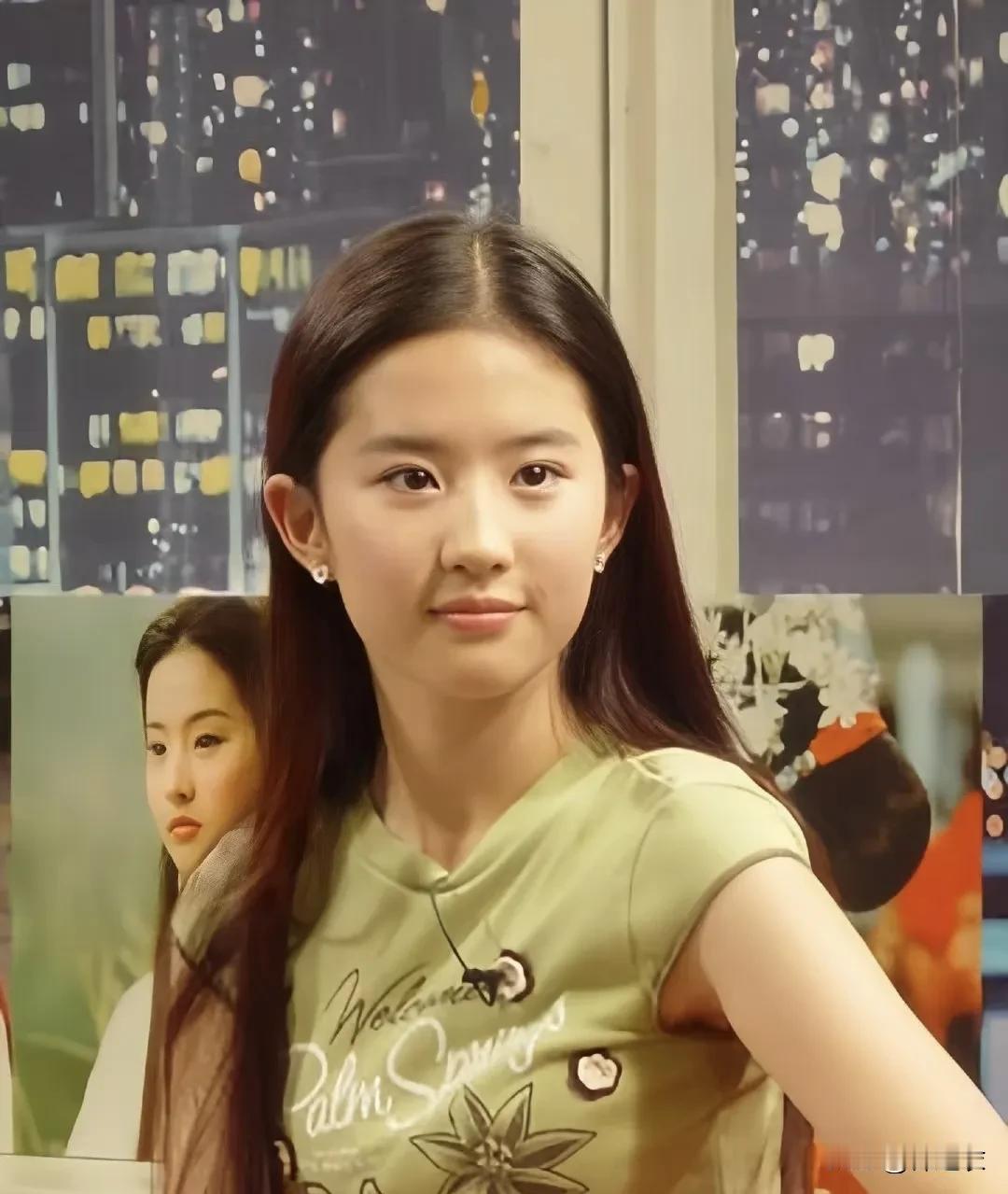 我早期喜欢baby那种长相的美女，大眼睛有点千禧风的，刘亦菲我一直觉得她美，但不