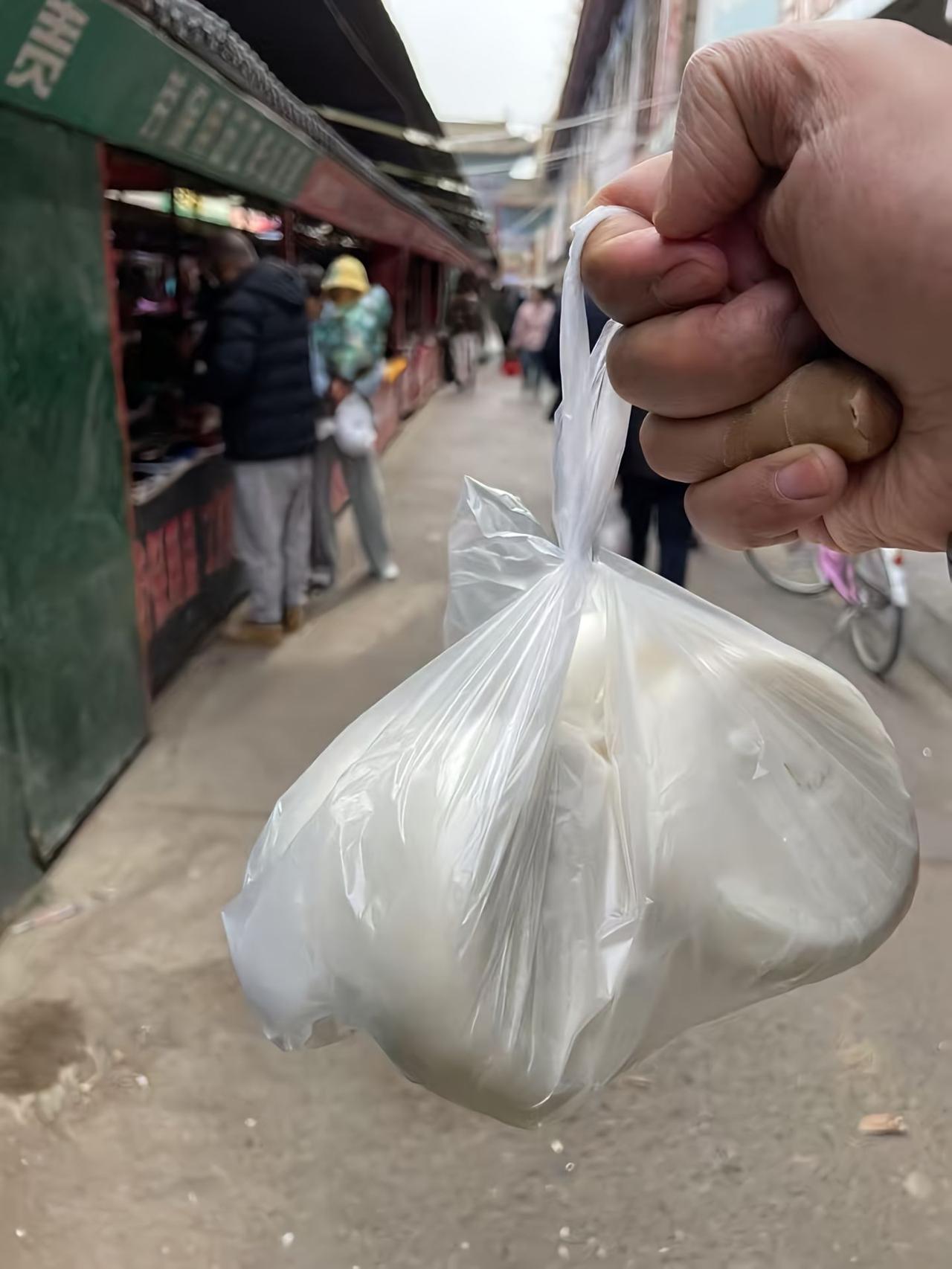 今天下班路过菜市场，看到这一幕，心里挺不是滋味的。一个看起来干干净净的姑娘，就那