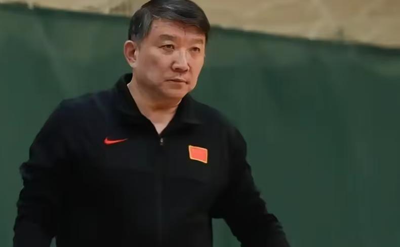 建议宫鲁鸣把锋线球员换成唐子婷，唐子婷身体强壮，有三分，有篮板，而且防守很好。身