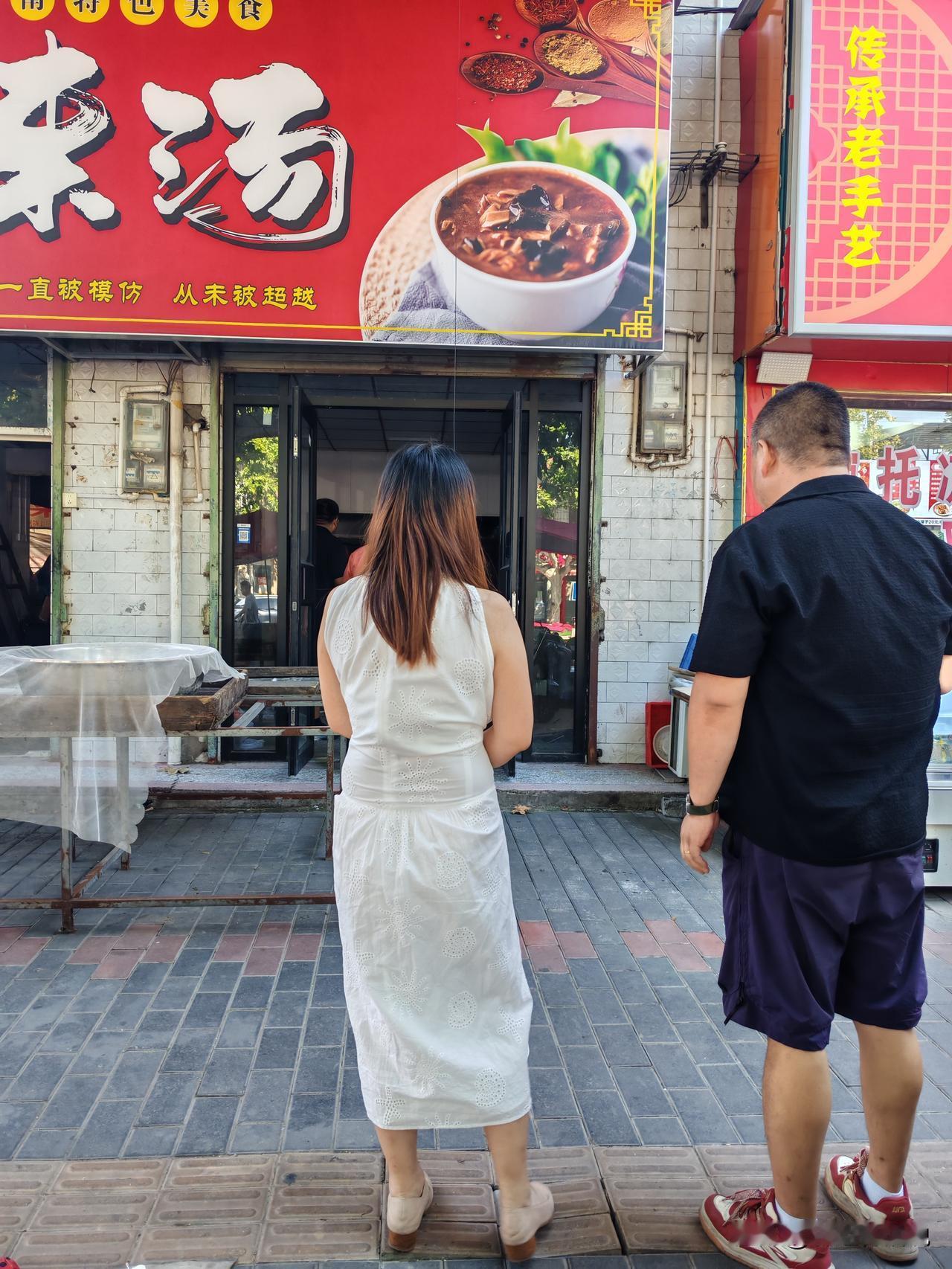 打垮实体店的是房东，这话以前我不相信，现在我信了。我拍摄的就这几张图是西安北三环
