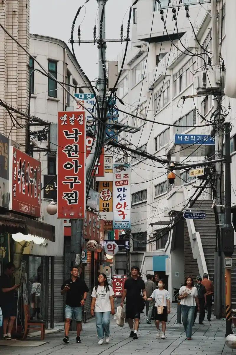 韩国生育率突然上来了，这是因为，韩国终于发现了解决单身男性结婚难题，到底症结在哪