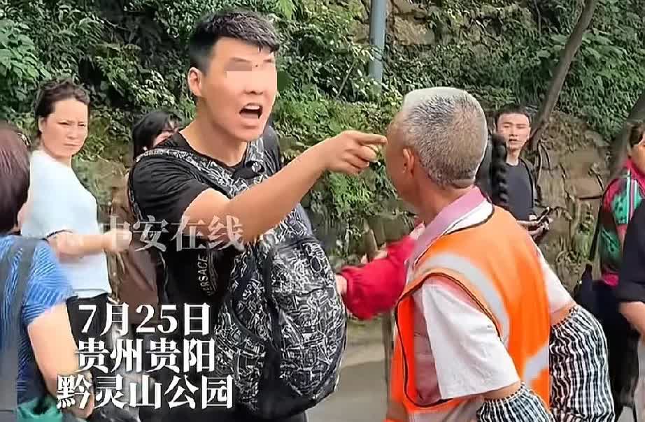 人在家中坐，祸从天上来！南京人民怎么也不会想到，会因为黑衣男子的