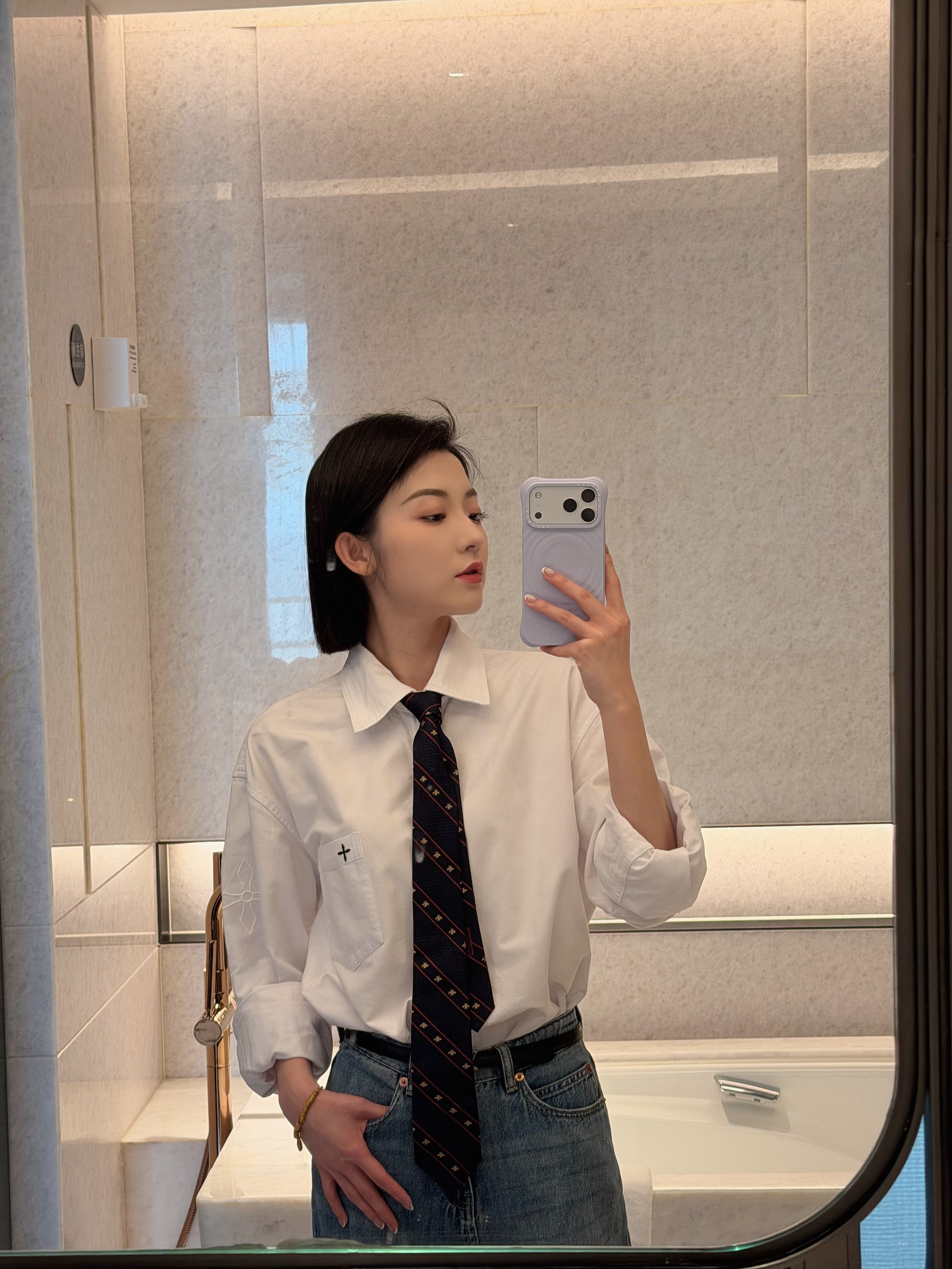 这个月真的顶级忙碌我落地杭州感觉和我前两天从杭州走的时候这个机场有点不一样；看见