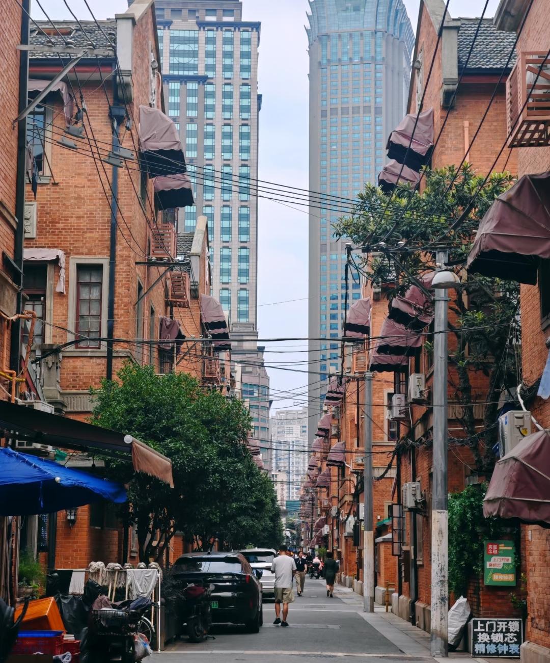 前两天去上海亲戚家，刚好撞见中介带两个印度留学生来看隔壁的房子，结果邻居直接婉拒