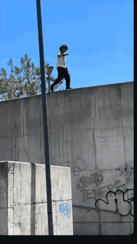 充分运用物理力学缓冲原理，跳下时膝盖弯曲、腰部前倾，重力得以缓冲化解。原理清晰易