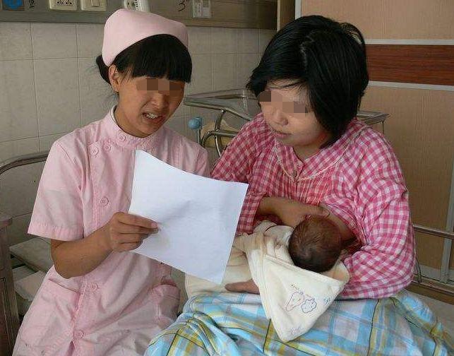 孕妇生产丈夫不在身边, 当孩子出生, 小姑子却晕倒在产房