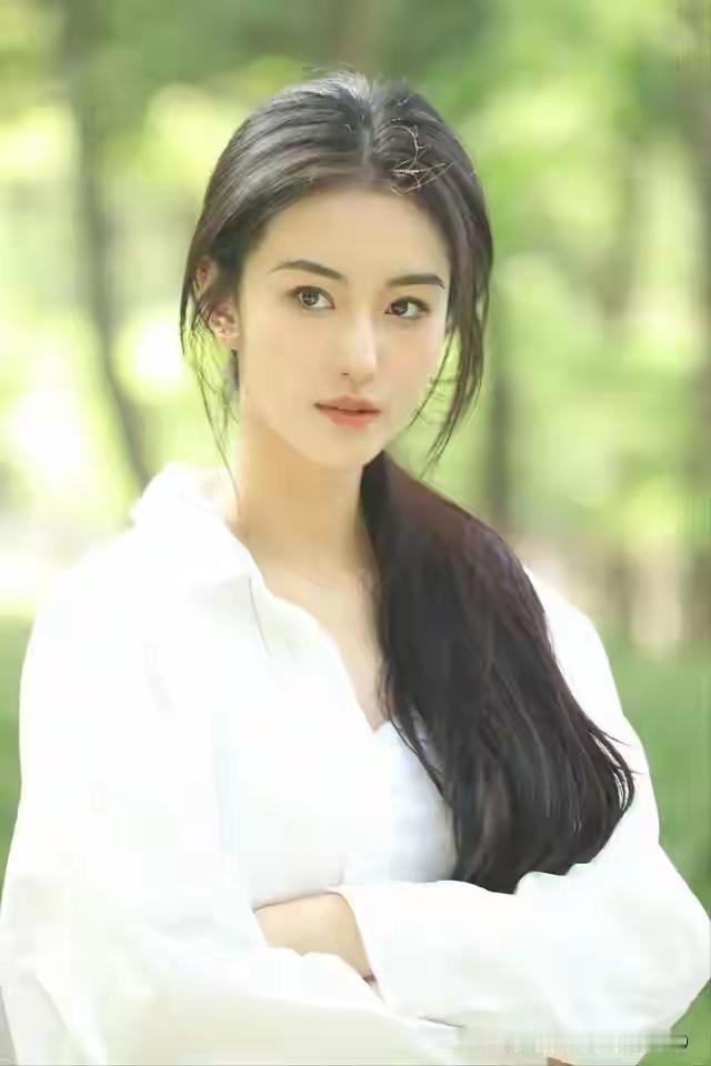 晴日闲北电校花王梓莼，皮肤白到发光，美得就像不食人间烟火的仙女