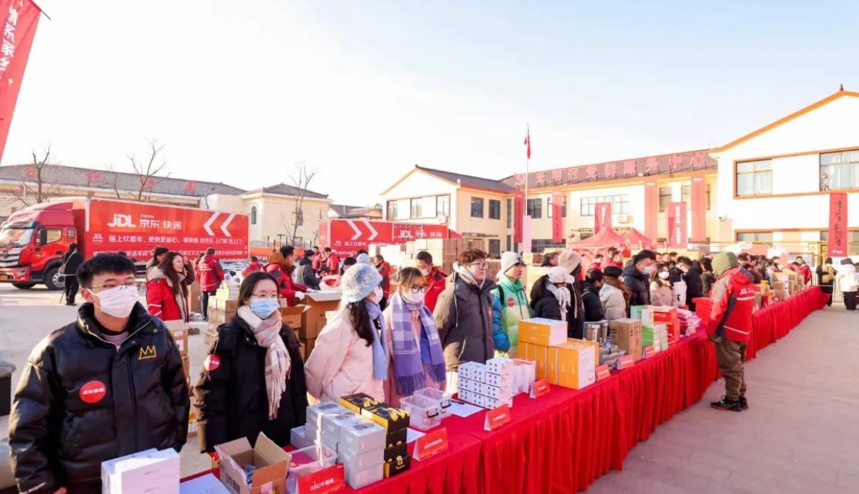 说实话，我也曾希望，刘强东老家有一位村民站出来说：“我们知道大强子现在也困难，这