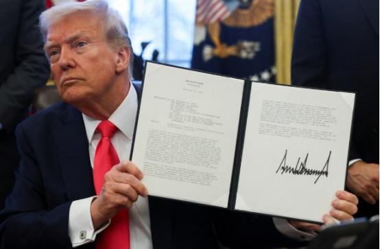 特朗普单日“退群”66个，美专家：将让中国获得“天赐良机”当地时间1月7日，