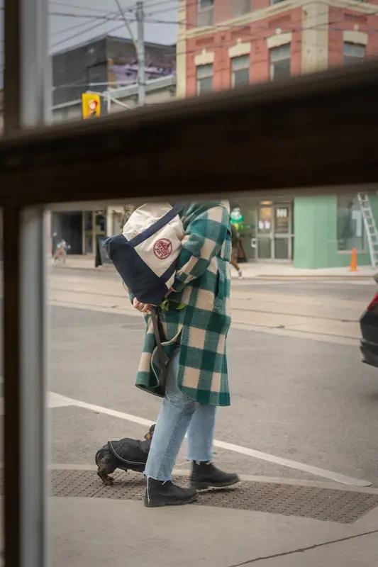 彻底疯狂！加拿大小偷已放飞自我，白天明抢、警察不管，当地人苦不堪言你敢相信