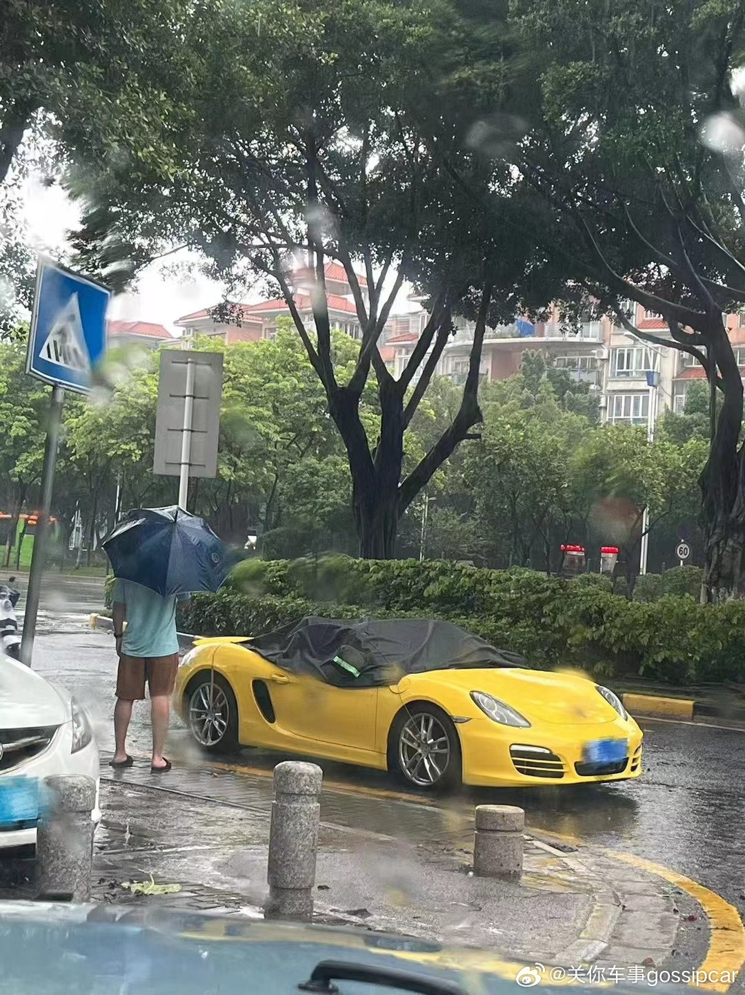 有朋友问，夏日用车怎么防晒？车辆放在户外，一会儿车里就热得不行，皮座椅还烫屁股