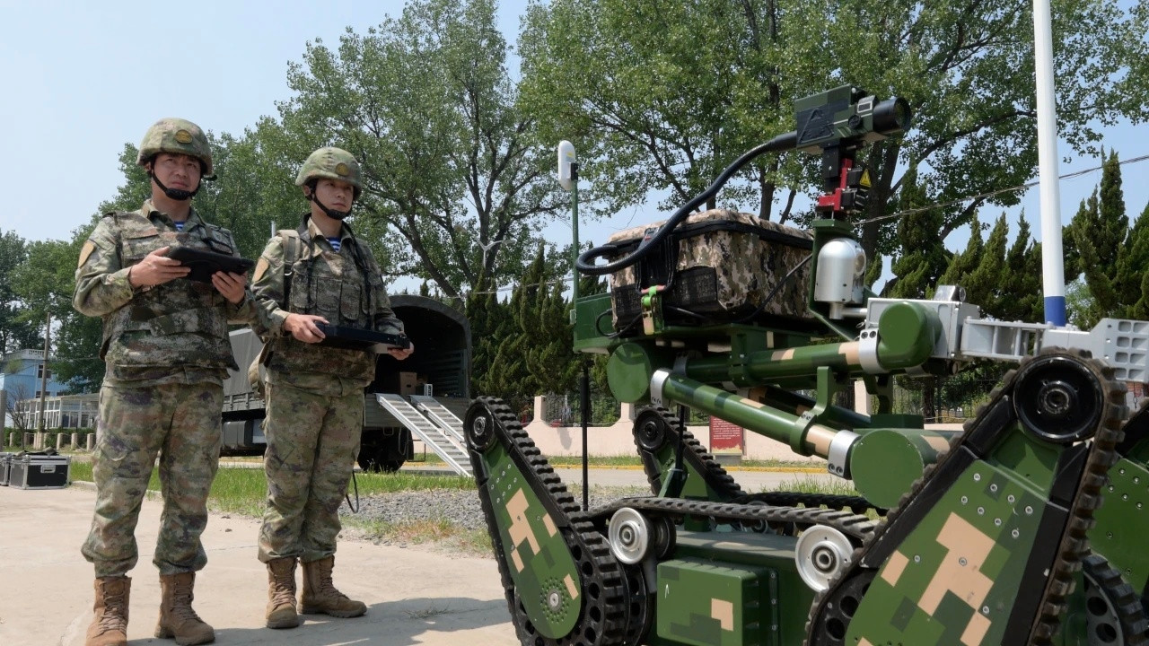 实装的各种无人车，包括无人战斗车，无人排爆车/排爆机器人，通过装备定型的估计不多