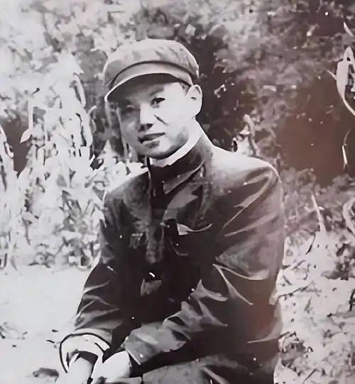 1937年，西路军兵败河西走廊后，总指挥徐向前与政委陈昌浩率队转战，途中一名警