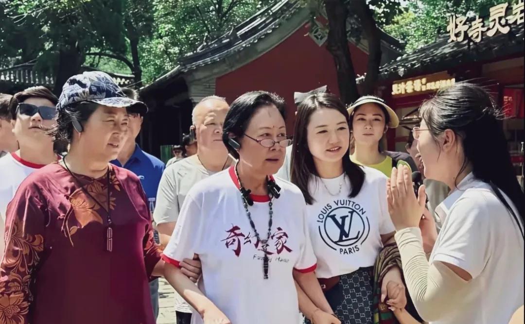 瑞士籍华人女演员斯琴高娃到济南灵岩寺参观，手拄拐杖，情绪高涨。75岁的她一定是想