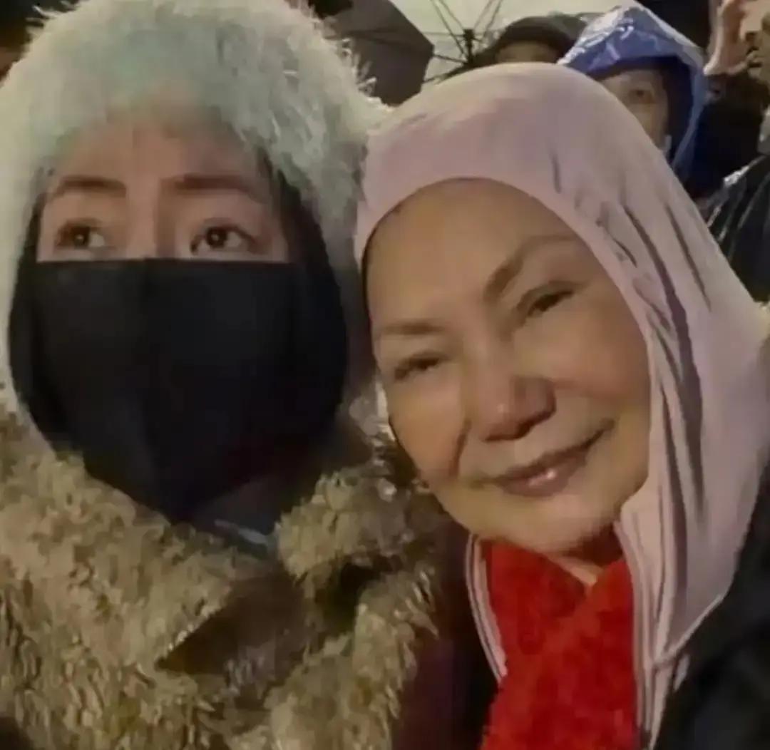 300天没见的围巾突然现身S妈戴着那条红围巾看烟火，颜色像新的一样。围巾是