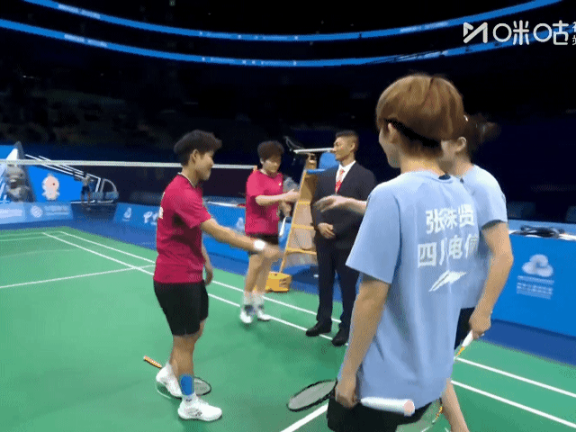 全运会羽毛球女双决赛正在进行中[加油]！耗时四十多分钟，第一局黄东萍/谭宁2